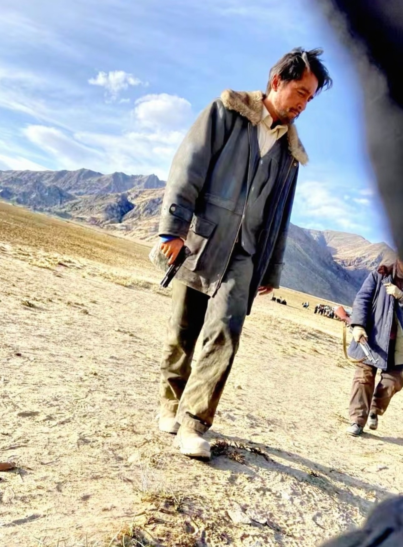 杨紫、胡歌生命树的路透，胡歌比本地人还像本地人，这剧他应该演的最爽。​​​