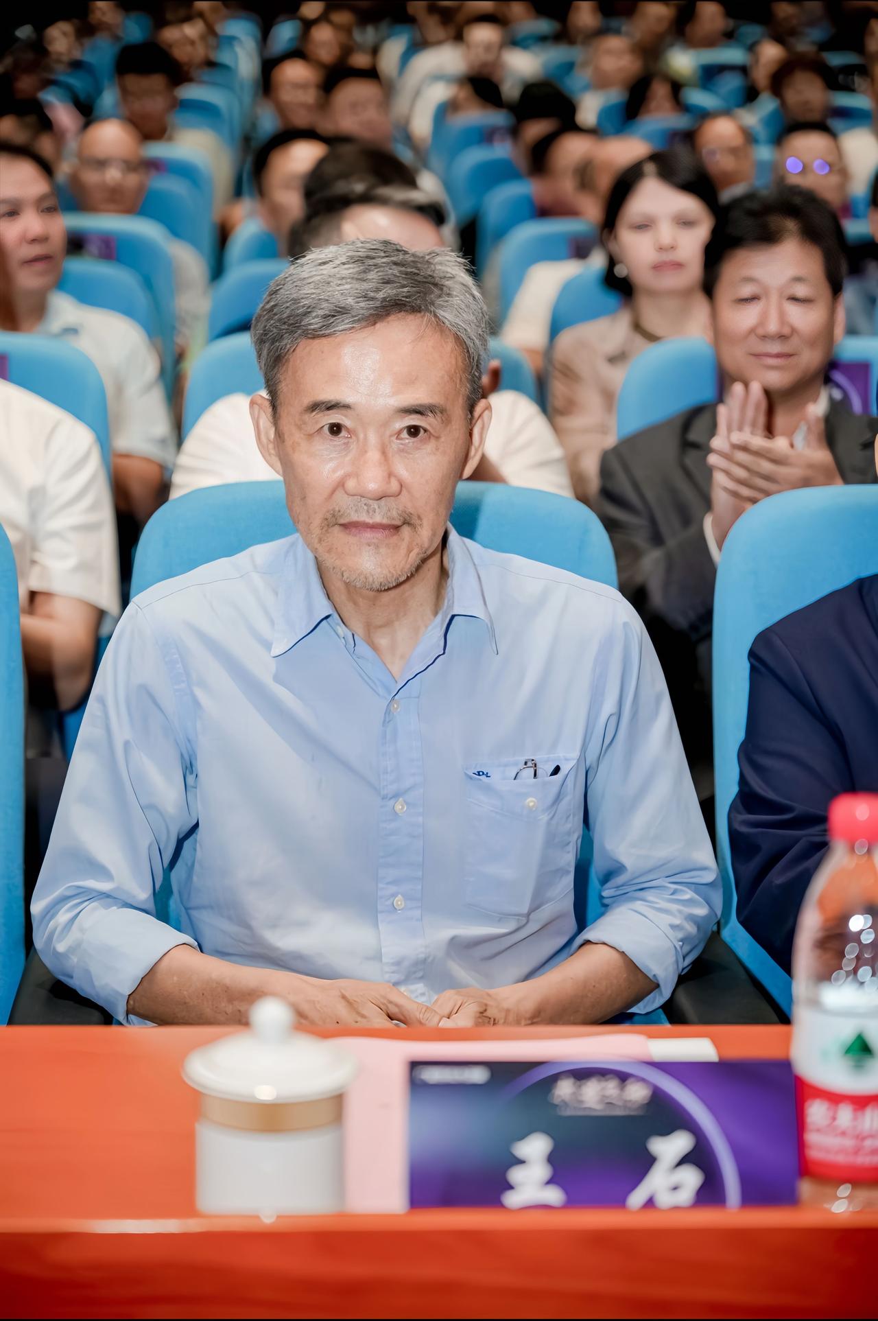近日，王石参加某大学活动，74岁的人了，这状态真的可以了。王石虽然年龄不小了