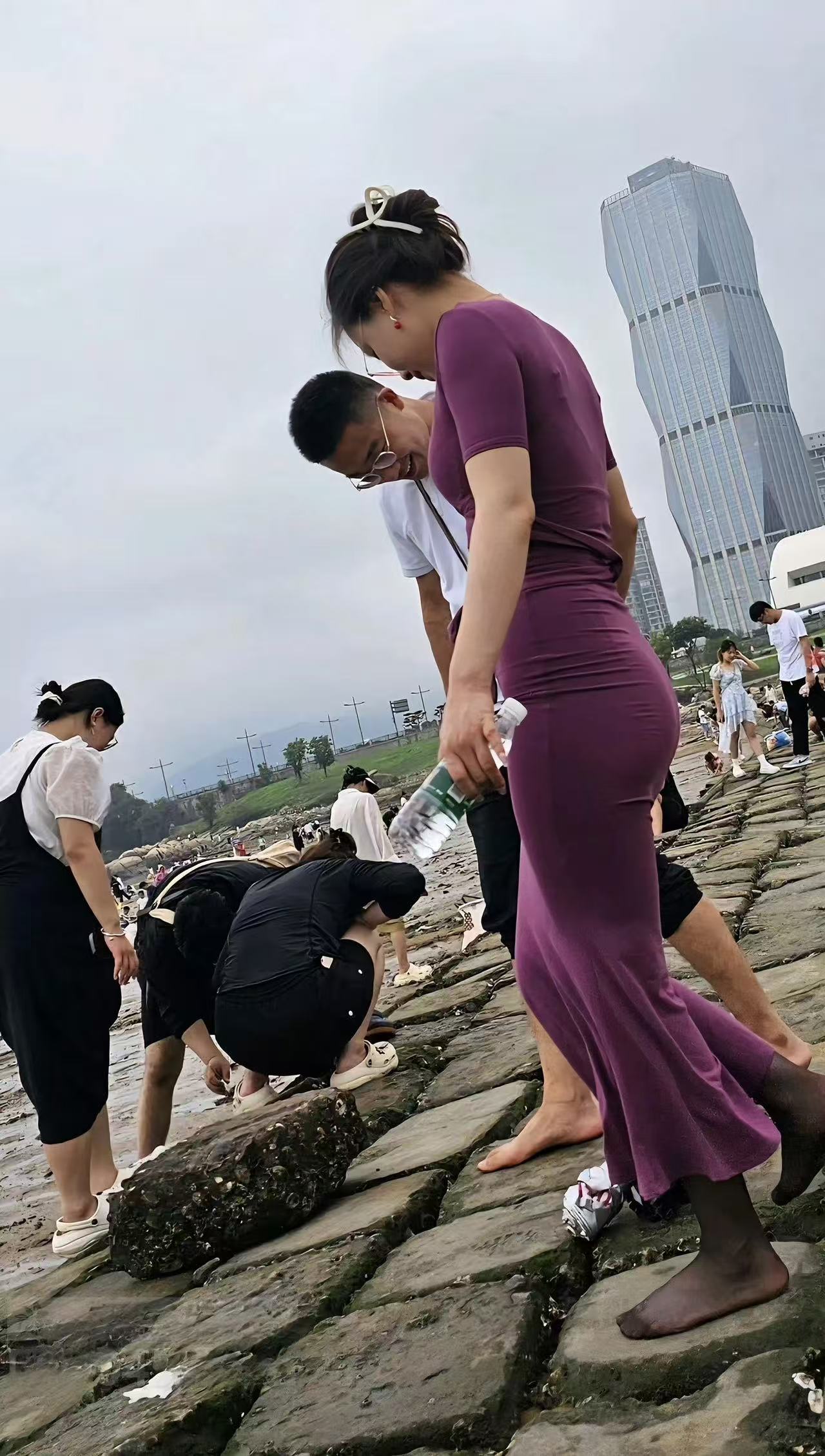 见过光脚的，没见过穿丝袜赶海的