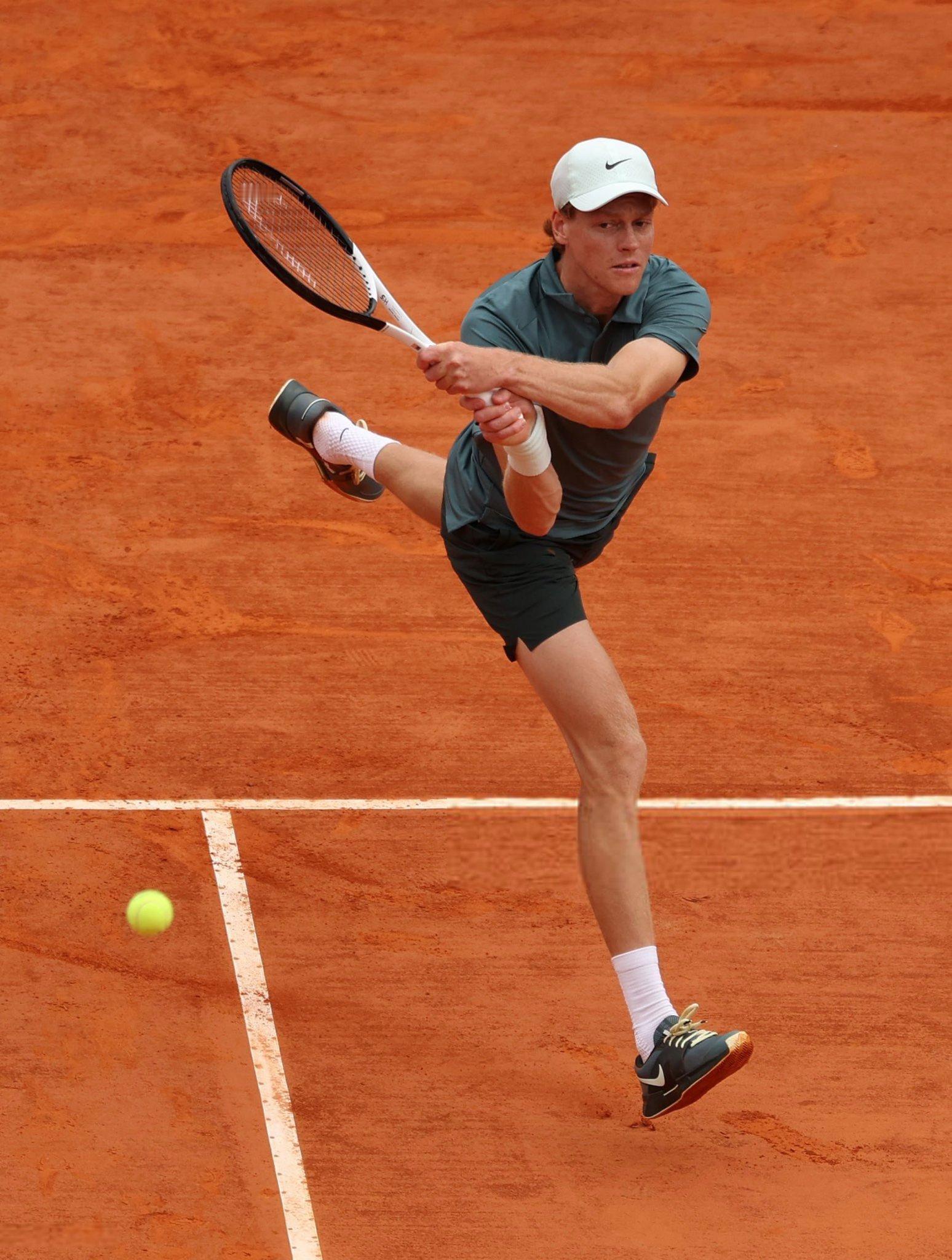 大师赛三连冠，辛纳重新夺回世界第一。一场大风天气下的蒙卡决赛，辛纳和阿卡的发球都