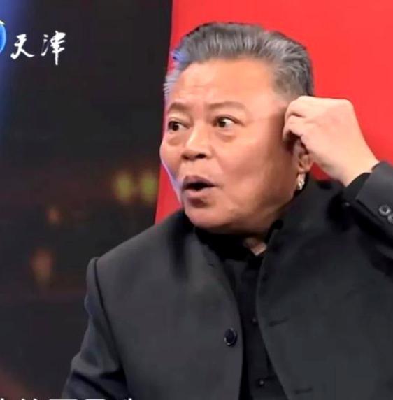 2000年，《大宅门》正式开机，然而饰演“郑老屁”的演员始终无法融入角色，导演郭