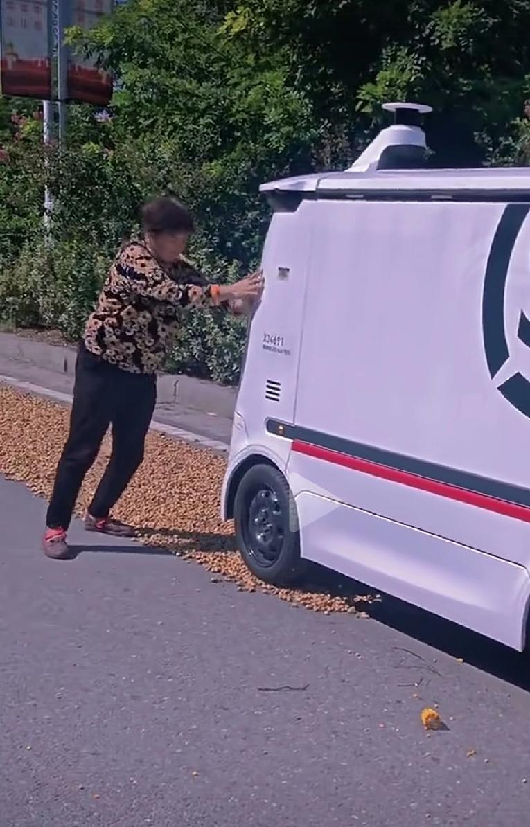 试问，无人驾驶的快速车把你的东西碾压了，你能找谁赔偿呢？丰收时节