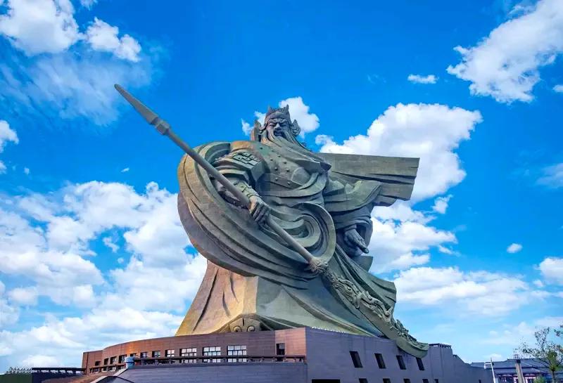 《三国演义》里武力最强当属吕布。他武力值100，是全书武力天花板。虎牢关独战刘关