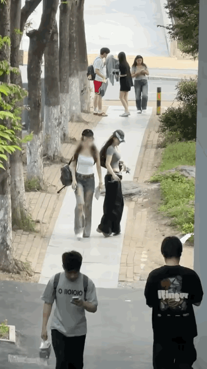 夏季炎热，两位小姐姐的穿搭展现出的是时尚潮流，个人气质显得十分高贵优雅。