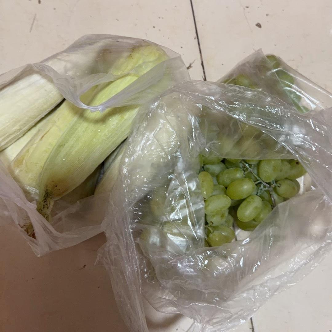 又是被投喂的，邻居从老家宣化带回来的玉米，葡萄，都是自己家老人种植的绿色蔬菜。葡