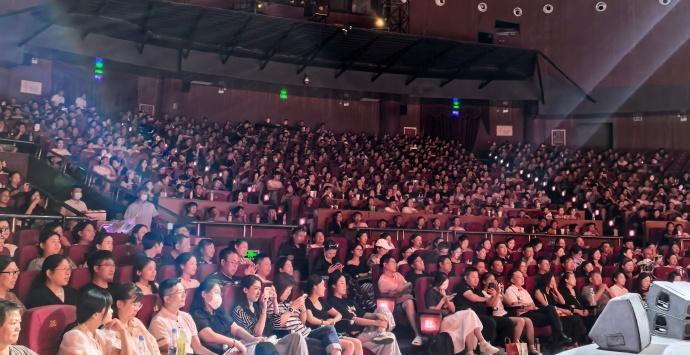 德云社烧饼、曹鹤阳濮阳专场落下帷幕。演出结束后，演员晒出了与观众席的合影照、观众