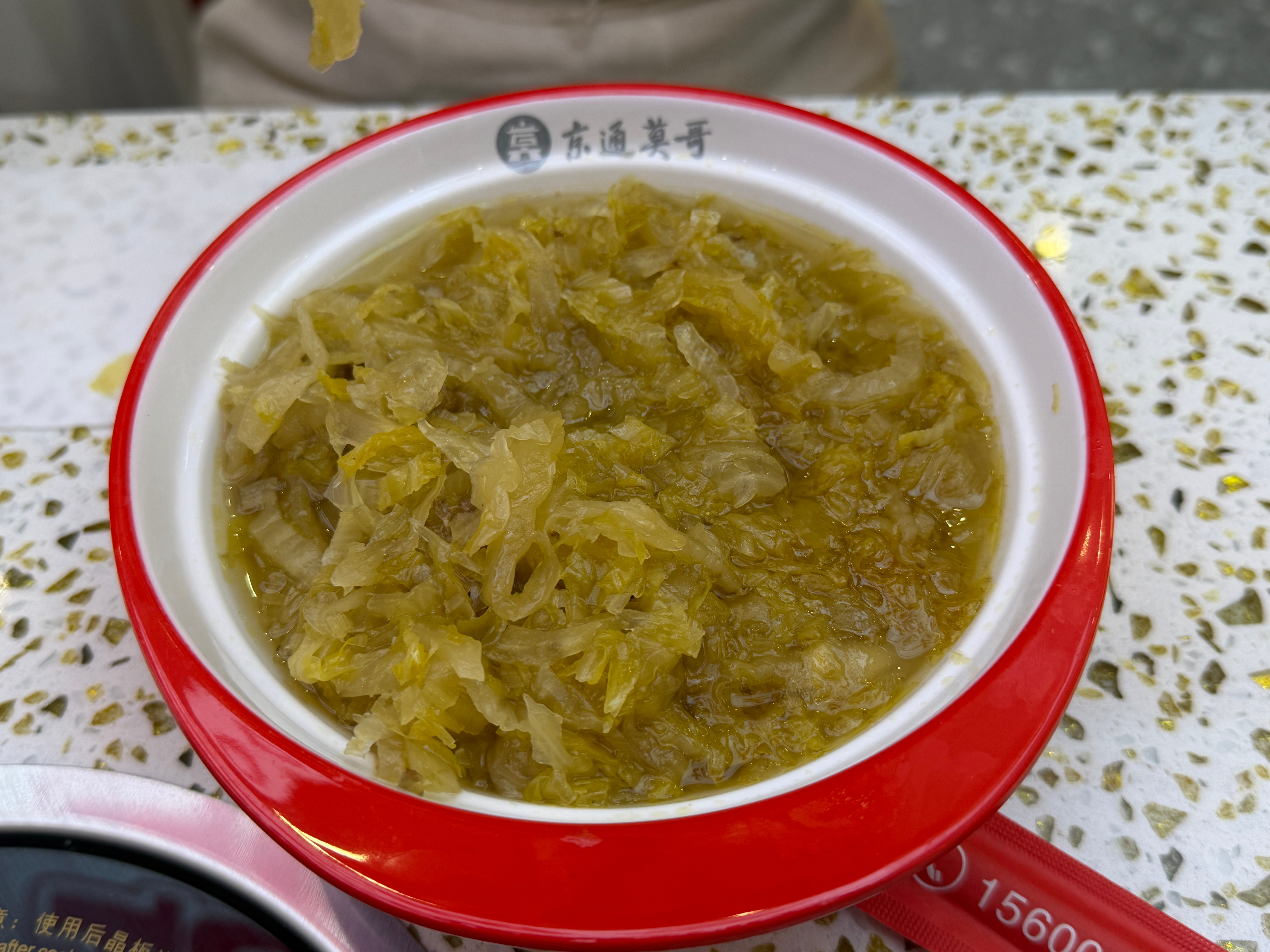 今天的晚餐是酱骨+酸菜，味道不错。​​​