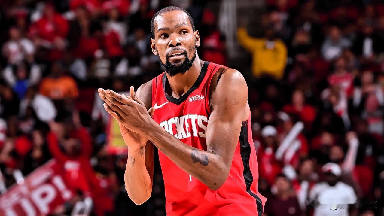 杜兰特真是太不给莫兰特面子了！在今日火箭对阵灰熊的比赛中，杜兰特与场边观赛的