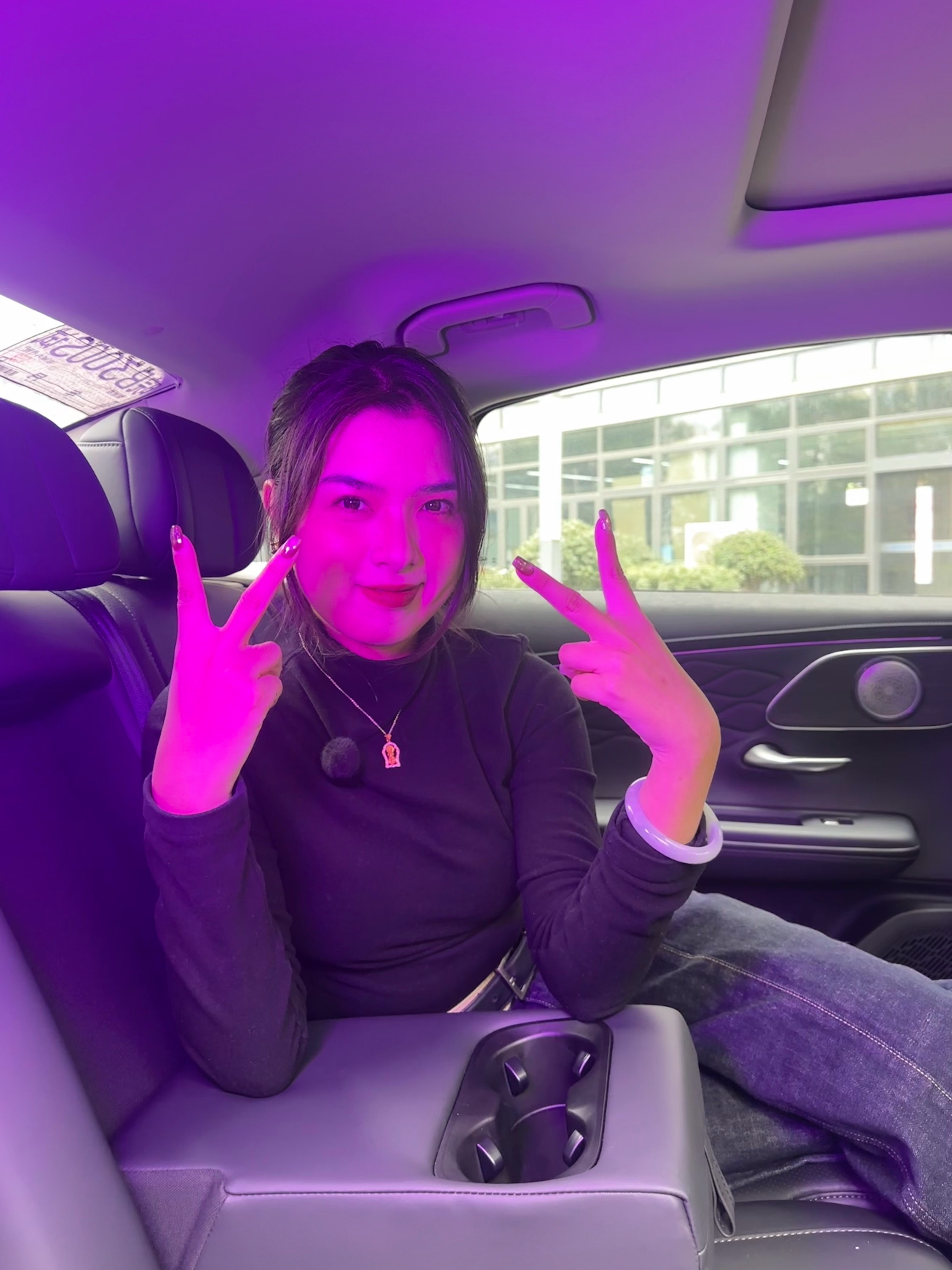 今天来拍艾瑞泽8pro2.0t滴～摄影给我开了个恶搞的粉紫色的光，我也假装迎合