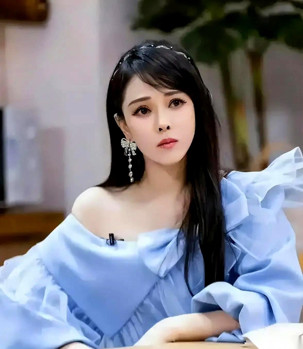 Vogue后台比前台有意思多了。当别人都在红毯上争奇斗艳的时候，伊能静压根没想