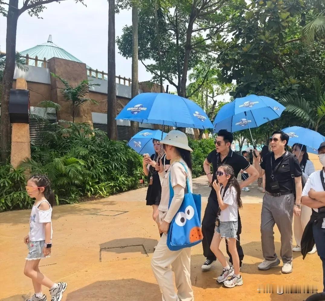 郭富城带着老婆、孩子，和岳父岳母现身新加坡环球影城游玩，好幸福的一大家子。郭天