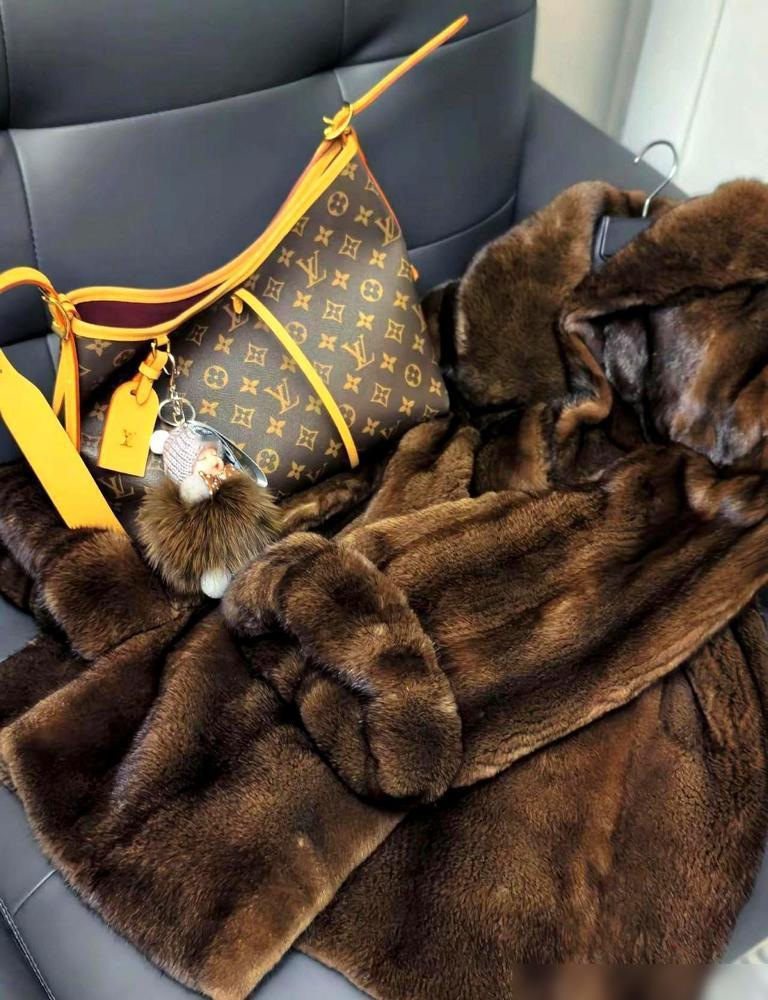 刷卡买蒙口羽绒服我眼都不眨。柜姐一句“紫貂马上绝版”，我手抖了。本来只是想去