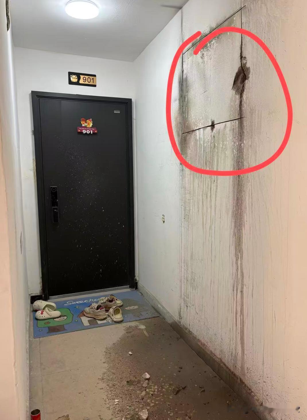一下班回来，天塌了！下班回来发现邻居开始装修，直接在走廊开了个孔，把我家门、地