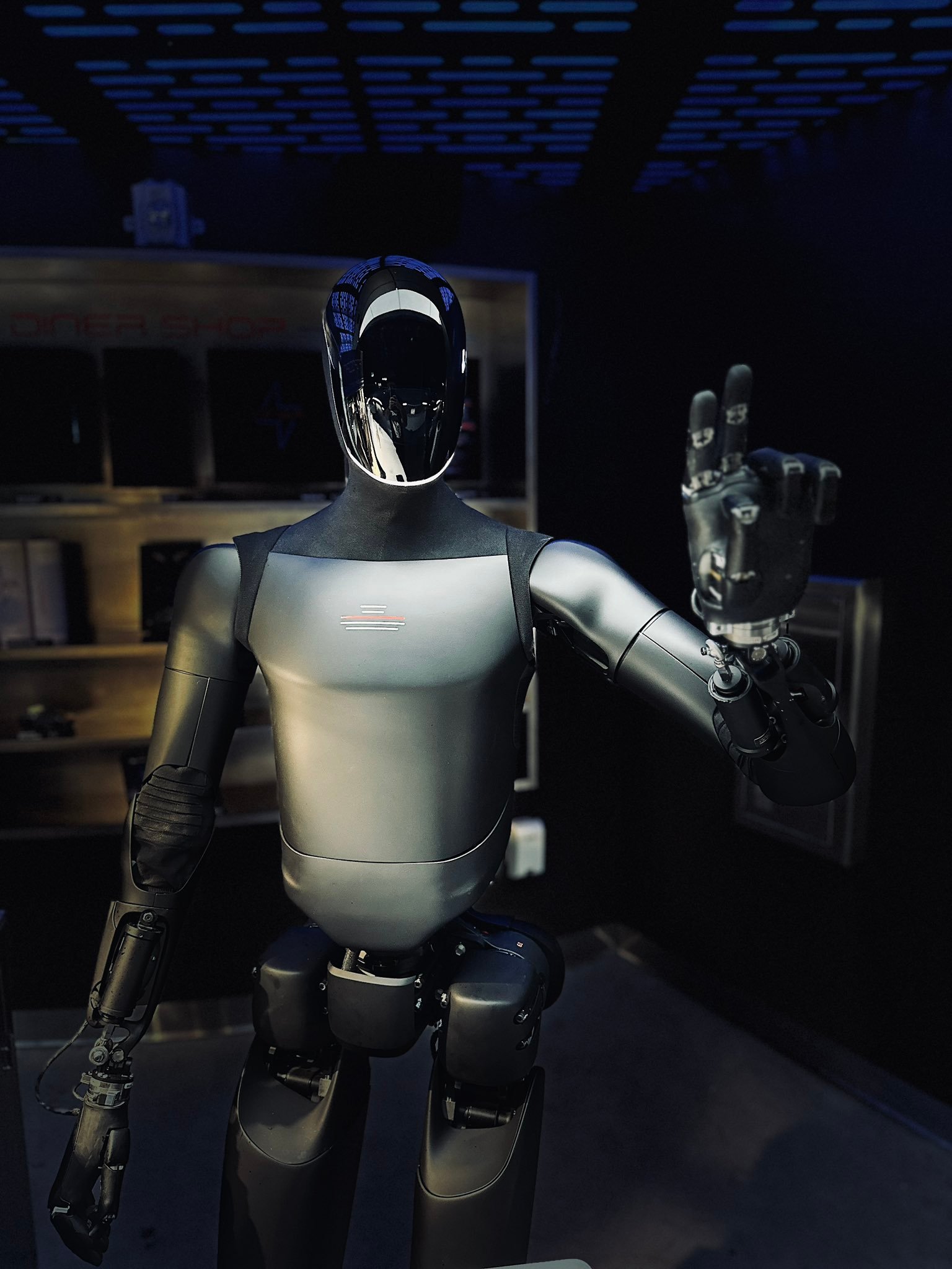 特斯拉Optimus新官图、新logo