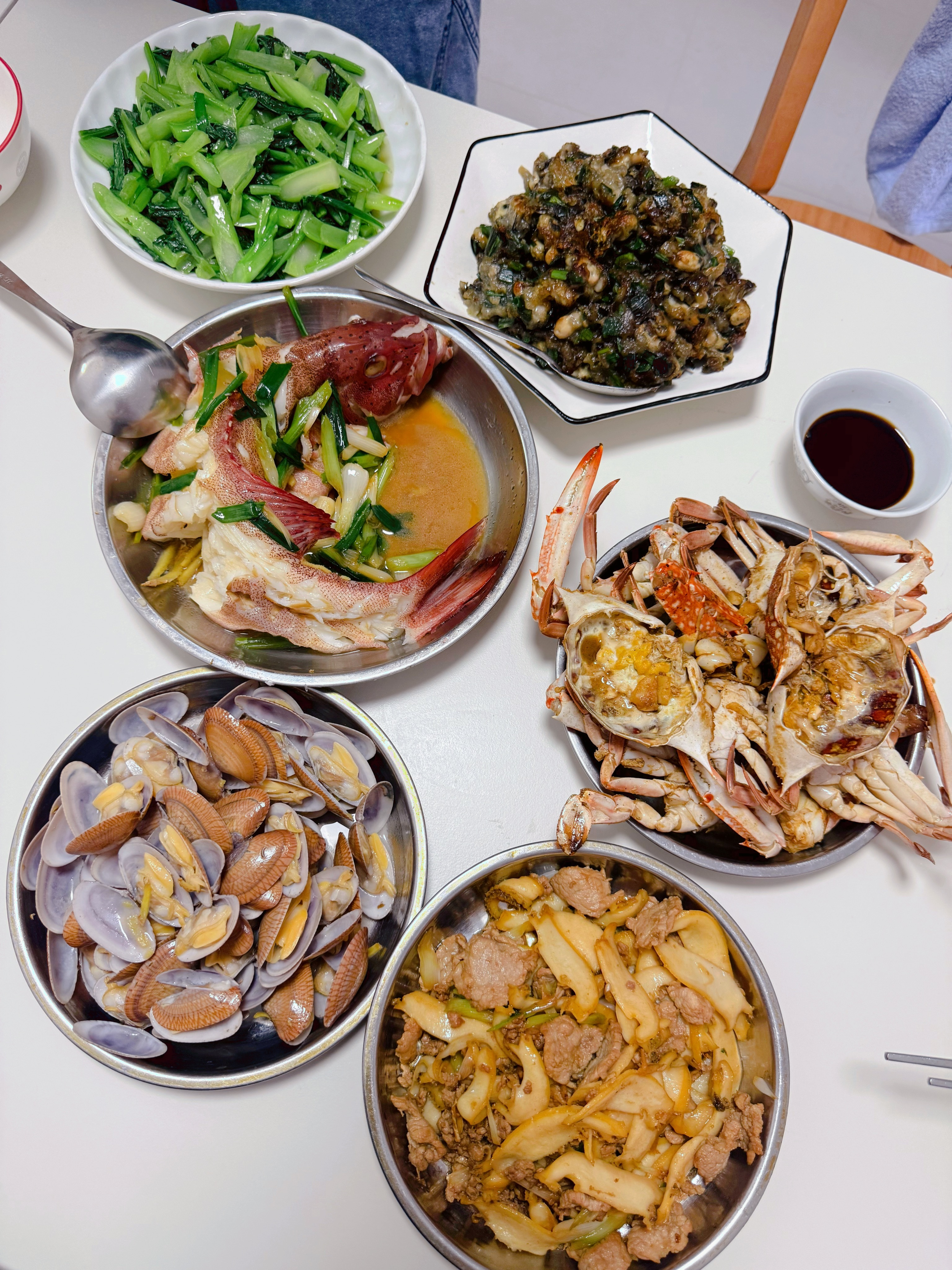 许久没吃到爸妈做的饭菜，满满一桌，舌尖是熟悉的味道，心里是满满的幸福，有家味真好