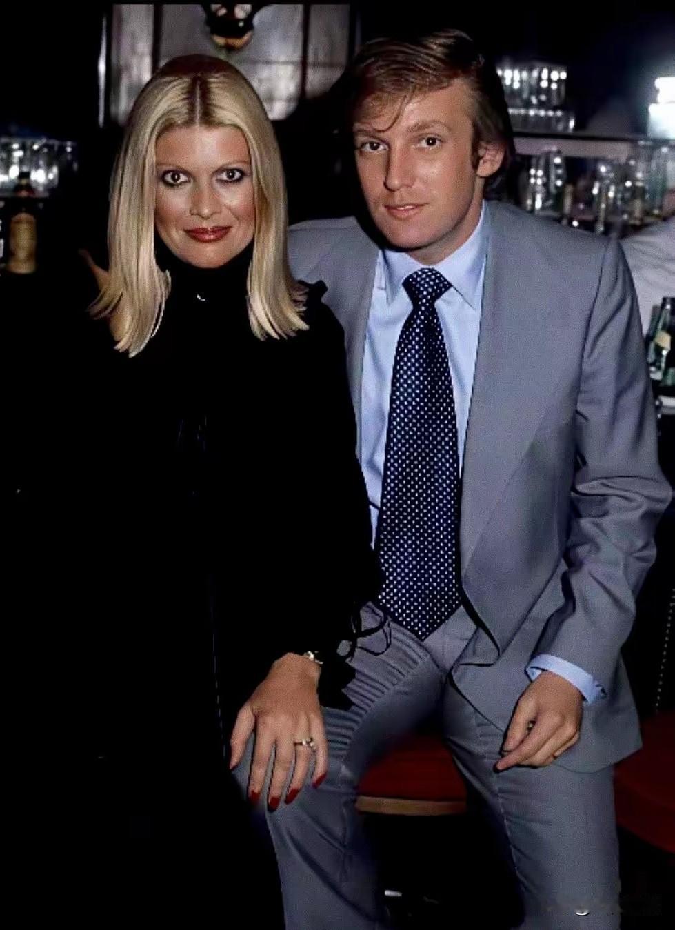 老特年轻的时候，眼睛也是比较大的，随着年龄的增长，感觉他现在的眼睛比以前小多了，