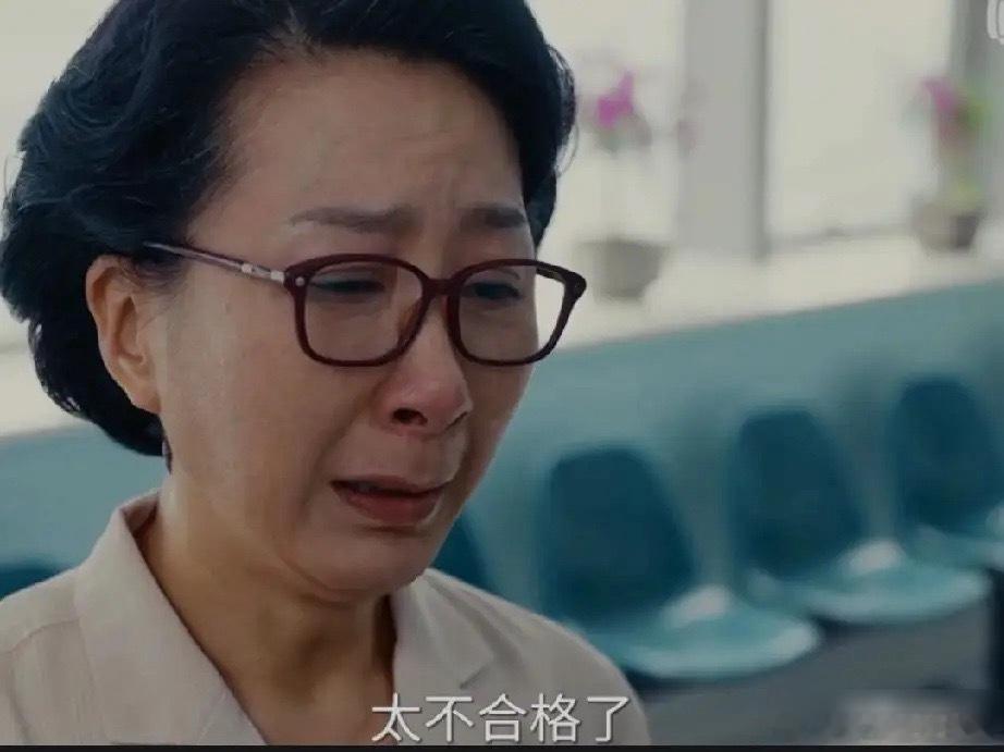 《小城大事》李秋萍看到一向不和的爸妈出现在自己病房，脱口而出“我怎么了？我是不是