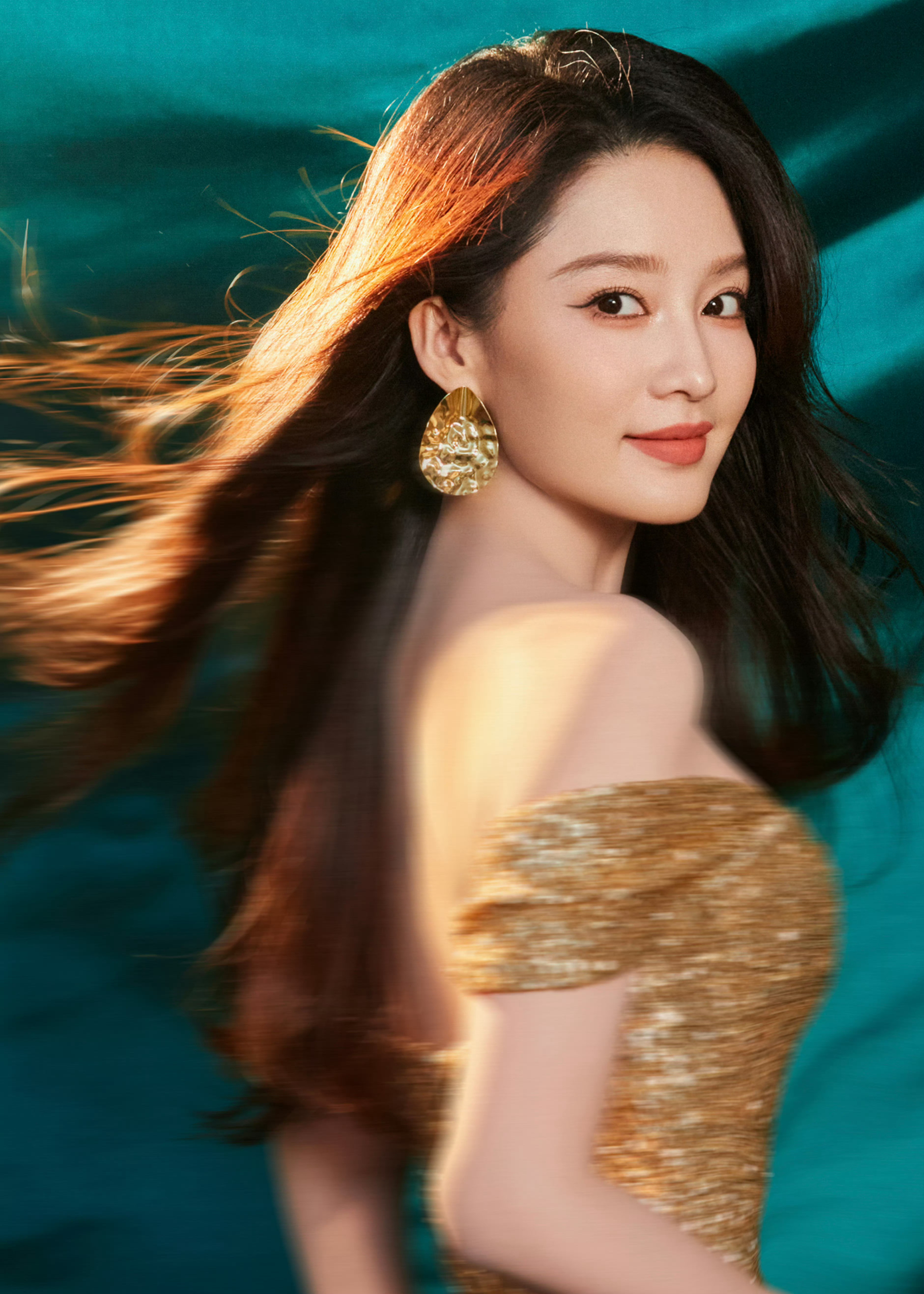 李沁最新物料再次展示吸睛脸