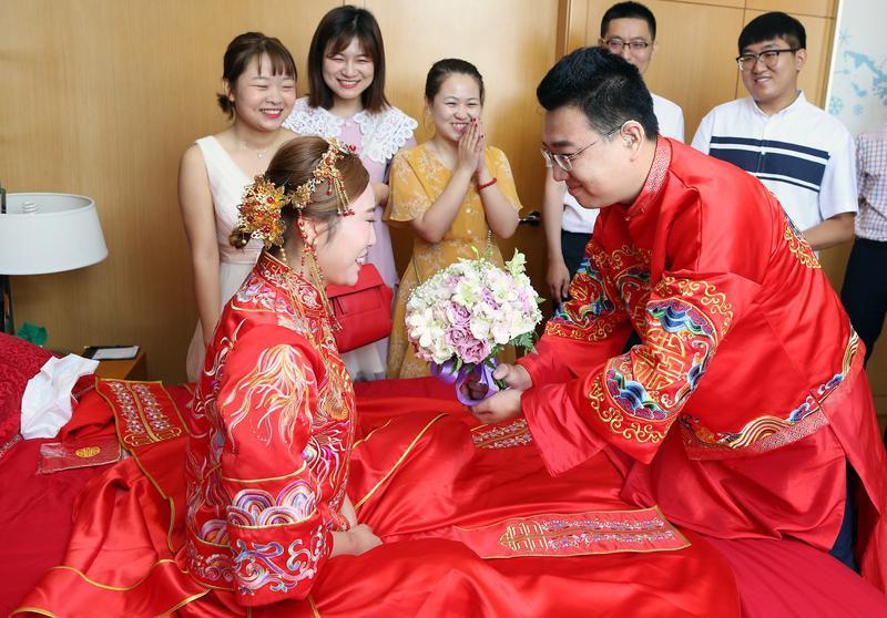 山东一婚礼现场，新郎父亲被司仪打趣，问他儿媳妇和自己媳妇哪个更好看，本以为这老头