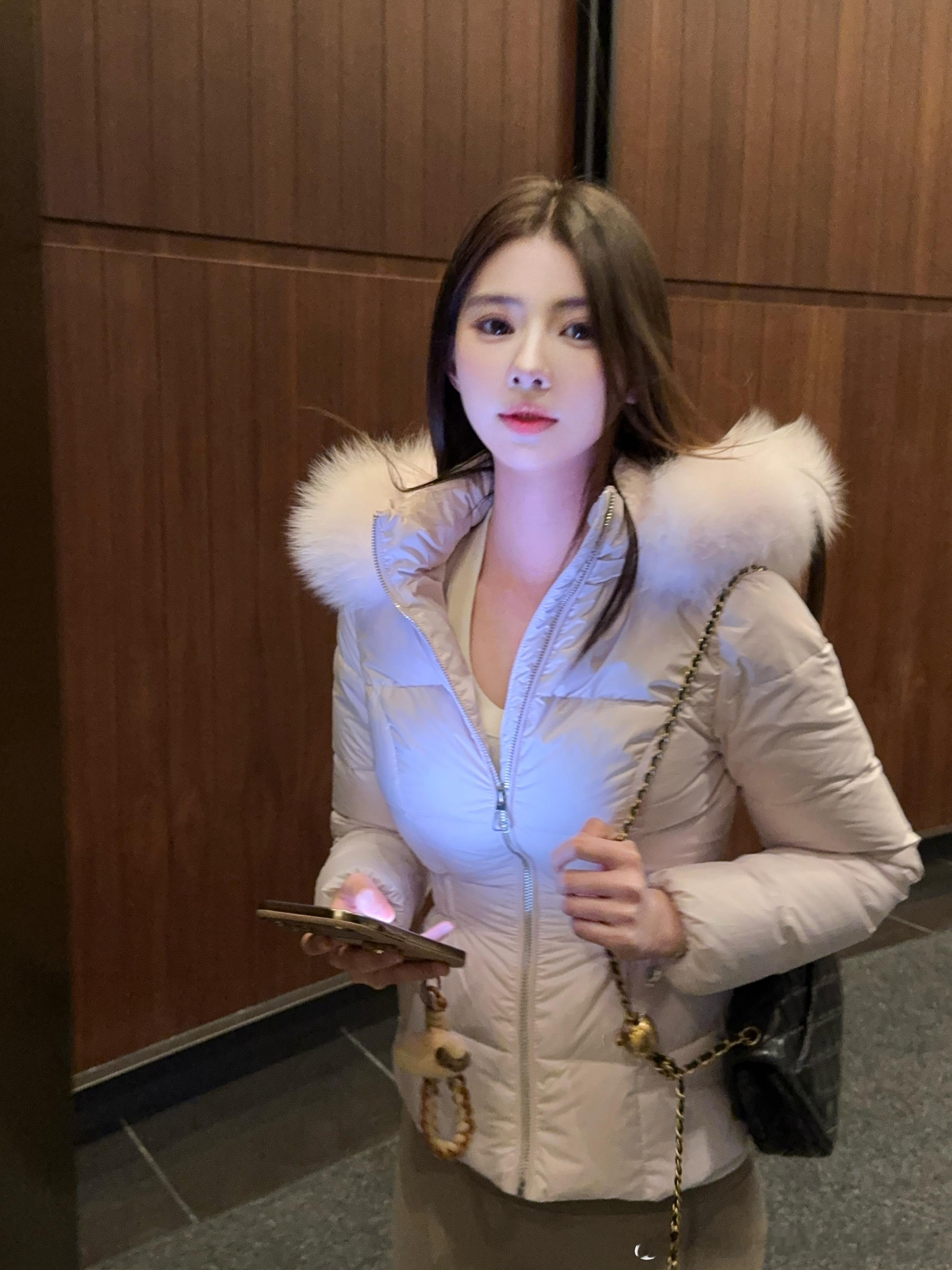 今年最爱的羽绒服，淡淡的紫色，版型完美收腰，魔力显胸型，穿上不说多美，但是同样的