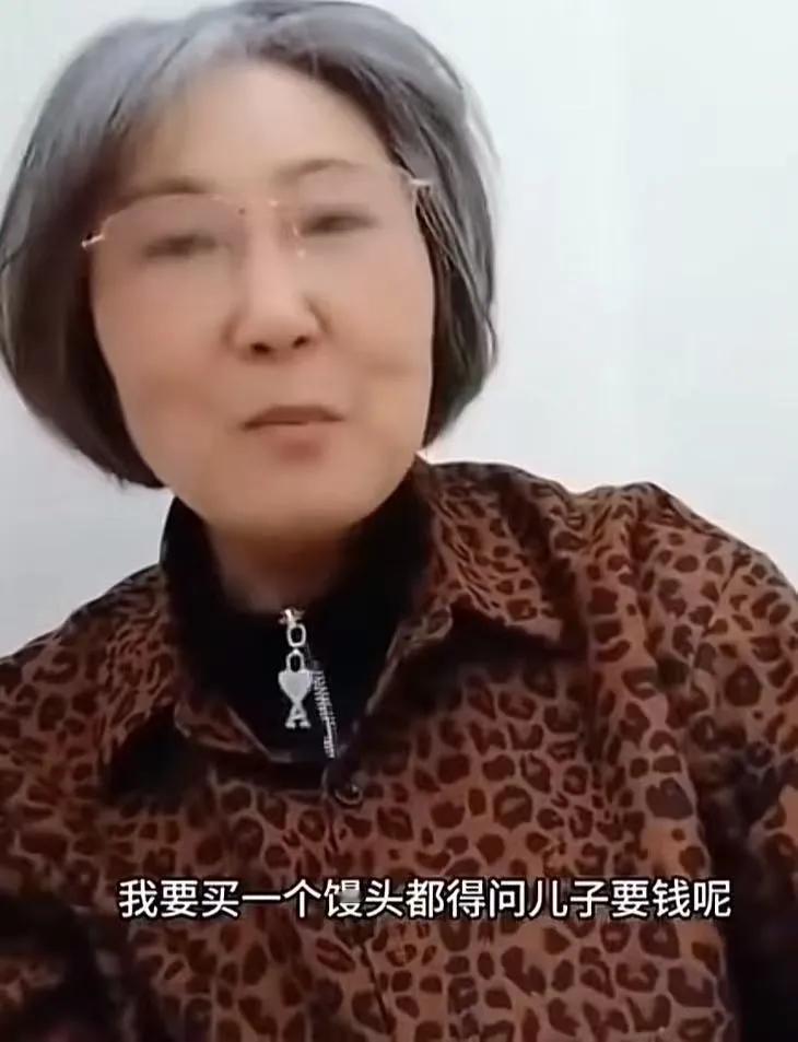 人到了中年再看58岁大妈买馒头要儿子转钱这一幕，蕞大的讽刺，是我们骂她糊涂骂