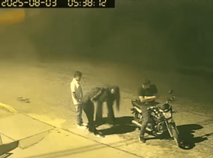 我真是服了！8月3日，哥伦比亚一名男子醉酒后，与一名白衣男子可能发生了口角！醉酒