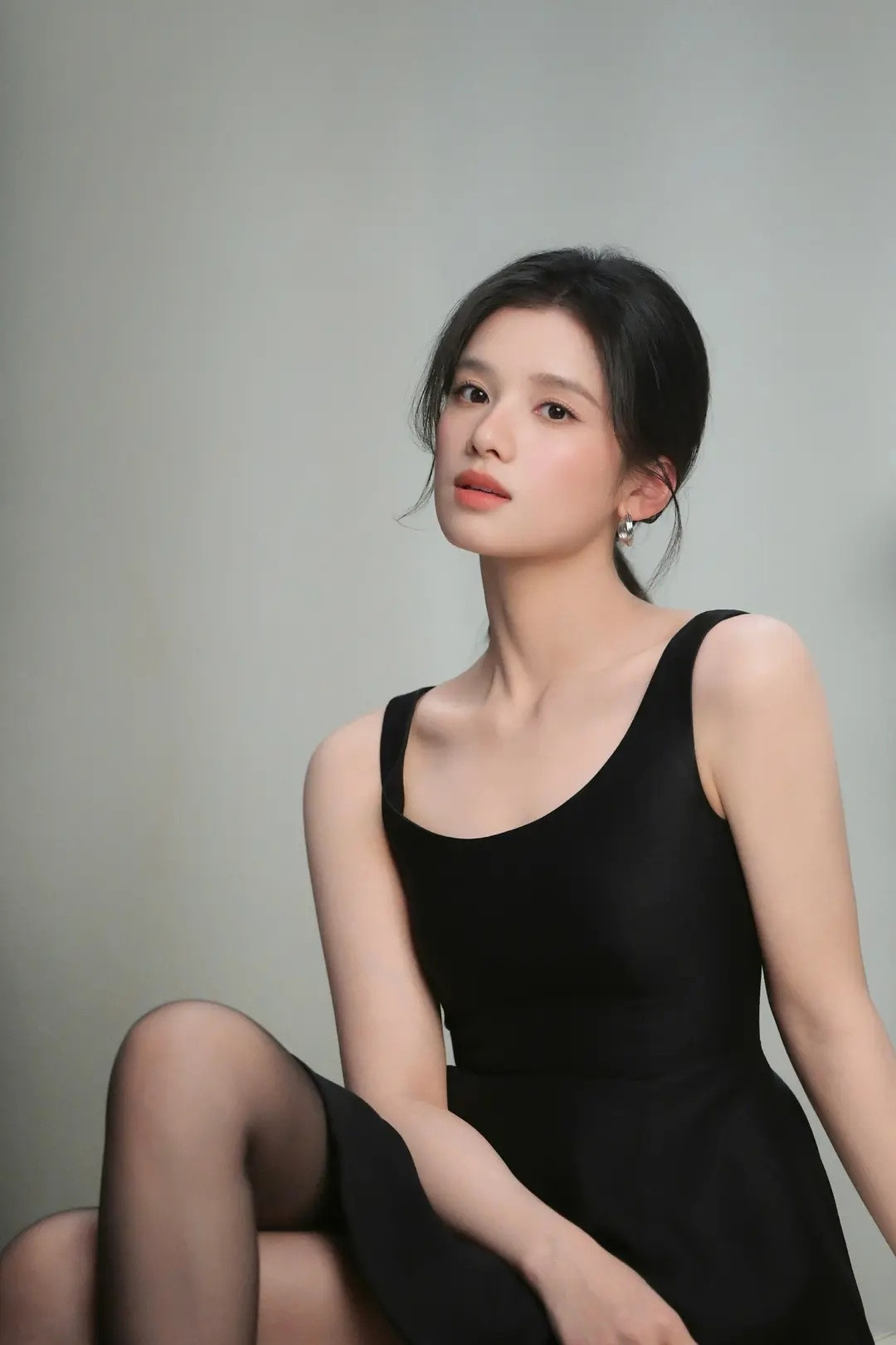 张婧仪浪莎丝袜硬照，高级感拉满没有任何讨好感。