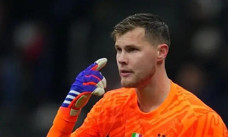 别盯着6000万新门将了，国米一门答案在自家替补席。你发现没？索默这赛季4