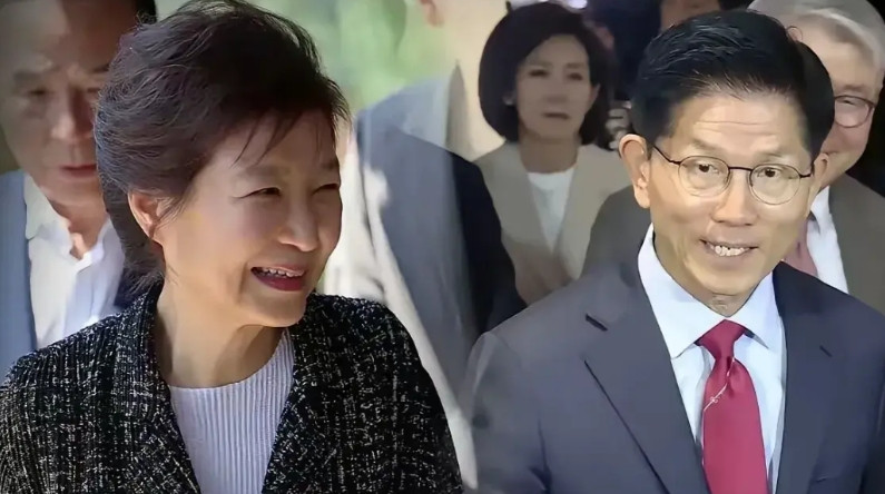 韩国大选，国民力量党总统候选人金文洙拜会前总统朴槿惠，沉寂已久的朴槿惠终于出山，