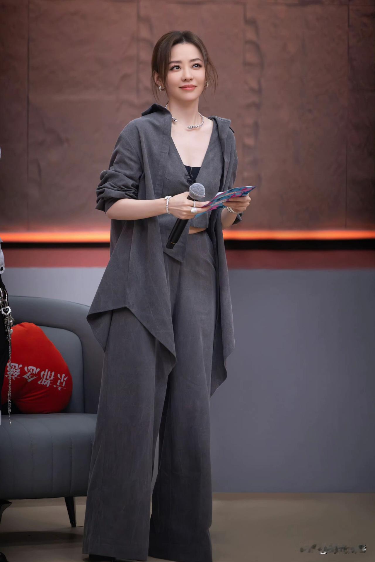 张靓颖美照，穿搭时尚自然。知性优雅的气质真迷人！