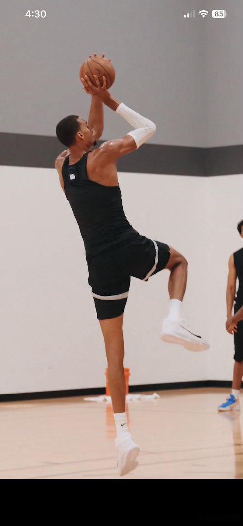 文班亚马金鸡独立诺维茨基马刺NBA训练🦄文班亚马悄悄加练“金鸡独立”！诺维茨基