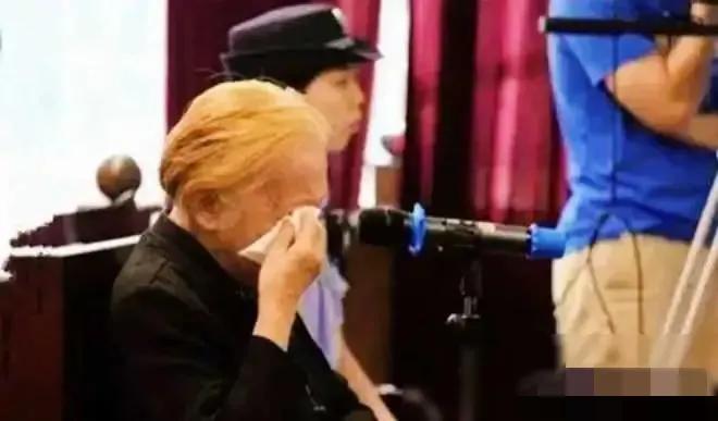 2017年，广东83岁老太太将60粒安眠药碾碎放入儿子的粥里，用勺子喂进儿子嘴中