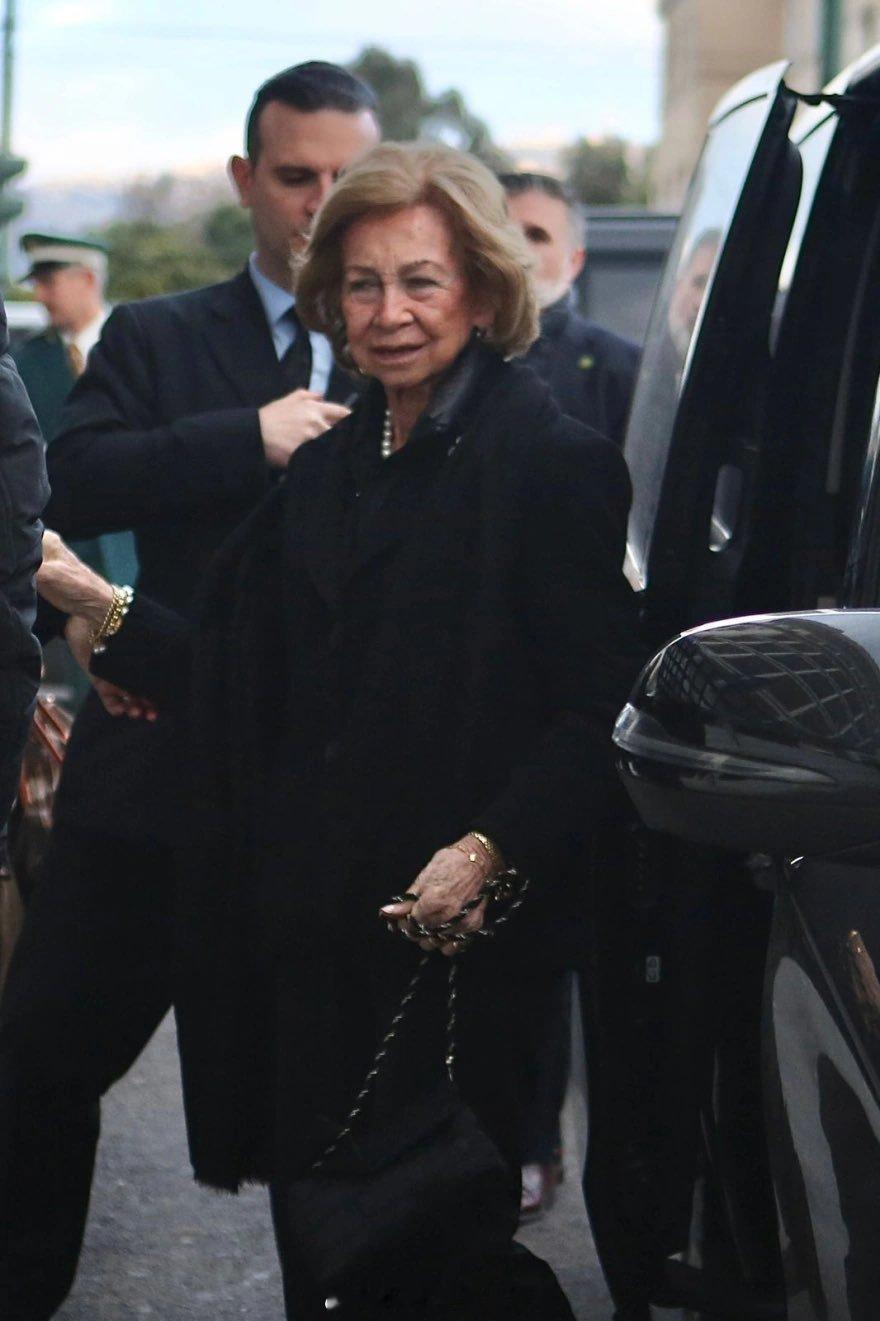 1月19日，艾琳公主的葬礼结束后，家庭成员在雅典英国餐厅（ΜεγάληΒρετ