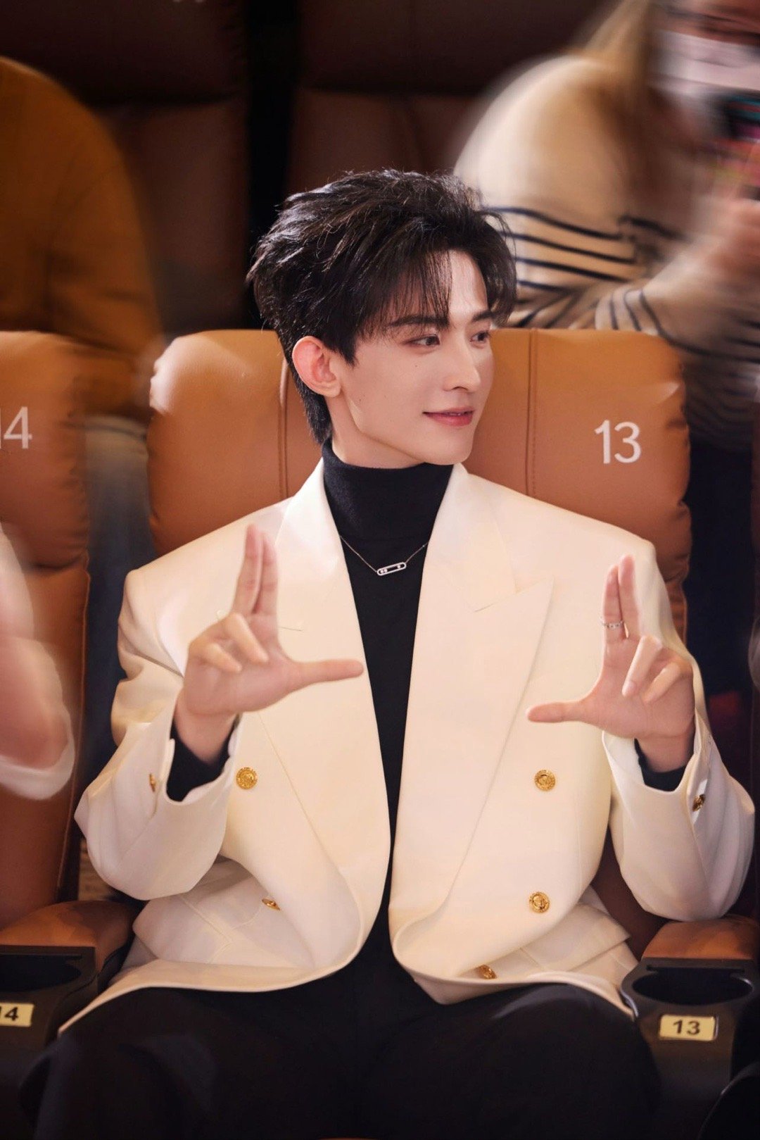 常华森这手我先抱走了论手好看我只服常华森，漫画手照进现实说的就是他，骨节分明不