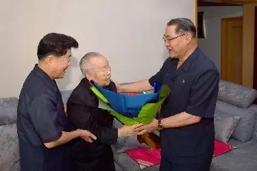 在朝鲜战胜美国72周年之际，受最高司令官委托朴泰成、崔龙海、赵甬元等干部分别看望