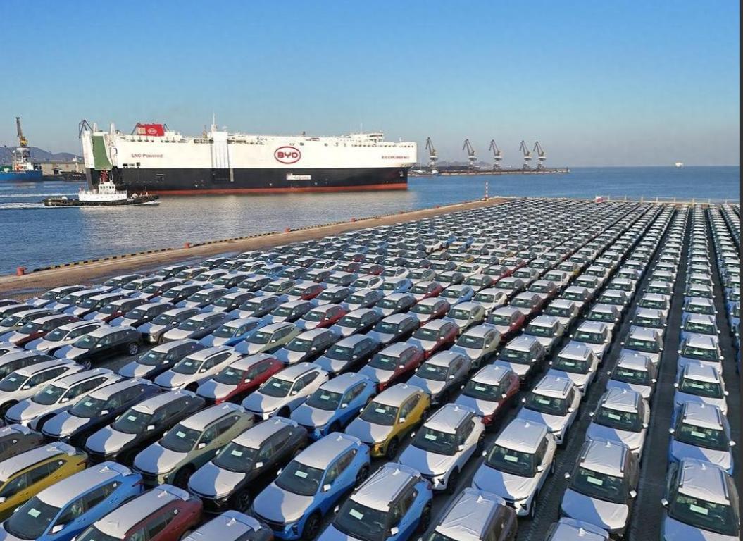 看到832万辆这个数字，先别急着喊“牛”。2025年中国汽车出口确实干到了全球