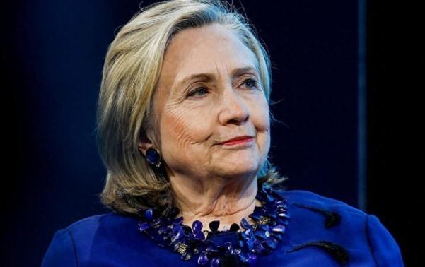 希拉里罕见发声！ 美国前国务卿希拉里，最近急得直接开骂了。她骂的不是别人，正是美