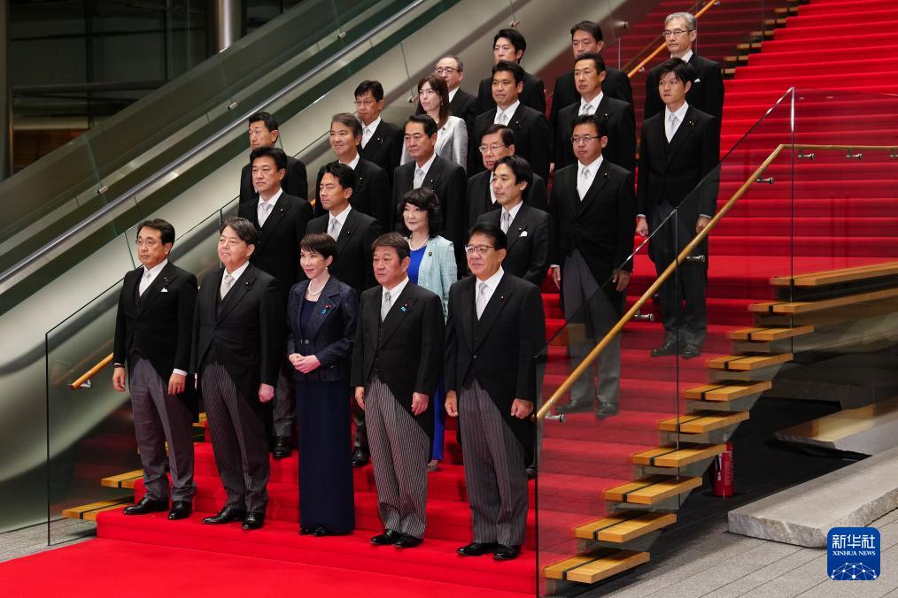 就在刚刚！东京首相官邸前，一面前所未有的旗帜刚刚升起——日本史上首位极右翼女首相