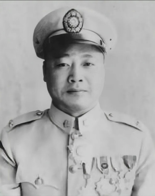 1949年，贵州解放前，国民党19兵团司令何绍周叫来亲信，严肃地对他说：“你带一