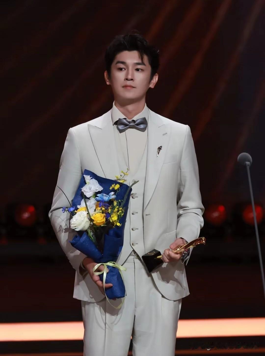 杨旭文，小伙子都多大了？如果再没有一个女朋友真的很不正常。所以被狗仔拍到跟女