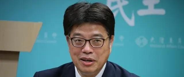 台湾省民进党当局陆委会宣布，在大陆华侨大学任教的台籍教师张立齐申领大陆定居证，有