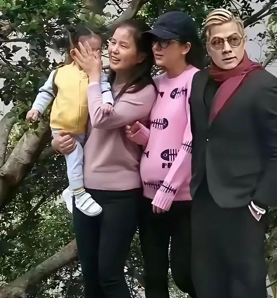 60岁郭富城陪岳母做体检，被镜头逮个正着：岳母白发佝偻，他皮紧腰细，像差了一辈。