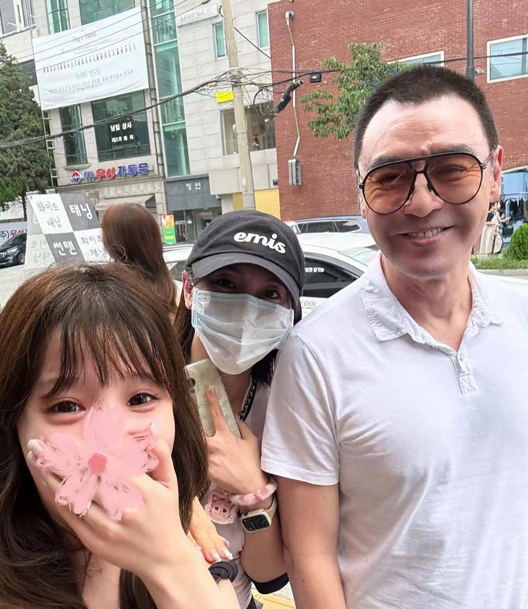 钟镇涛在韩国首尔街头被偶遇，他看起来苍老了好多，但身材维持得很好，整个人精神抖擞