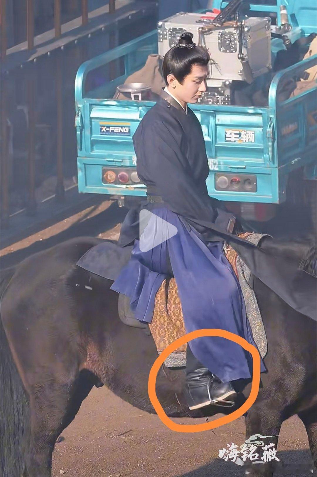 骑马穿这么厚的坡跟鞋，不容易受伤才怪，为了腰好，以后还是穿平底鞋吧