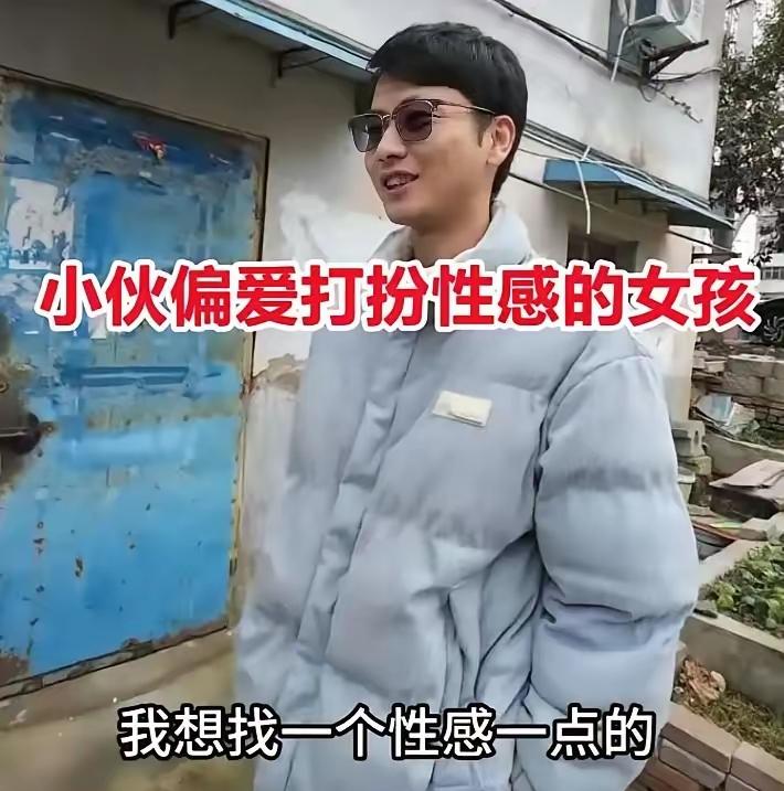 同样是相亲，有人举止得体，有人却油腻且双标。安徽一位25岁女生穿着简约赴约，风衣