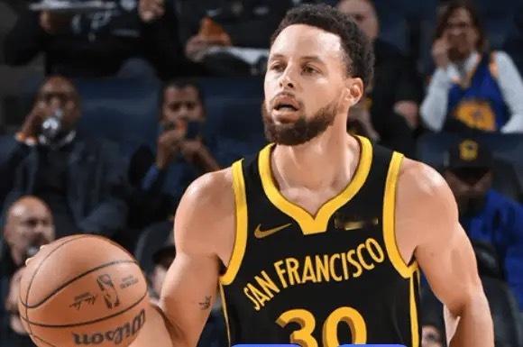 比赛最后时刻，库里因伤返回更衣室，对此NBA记者BrettSiegel在个人社