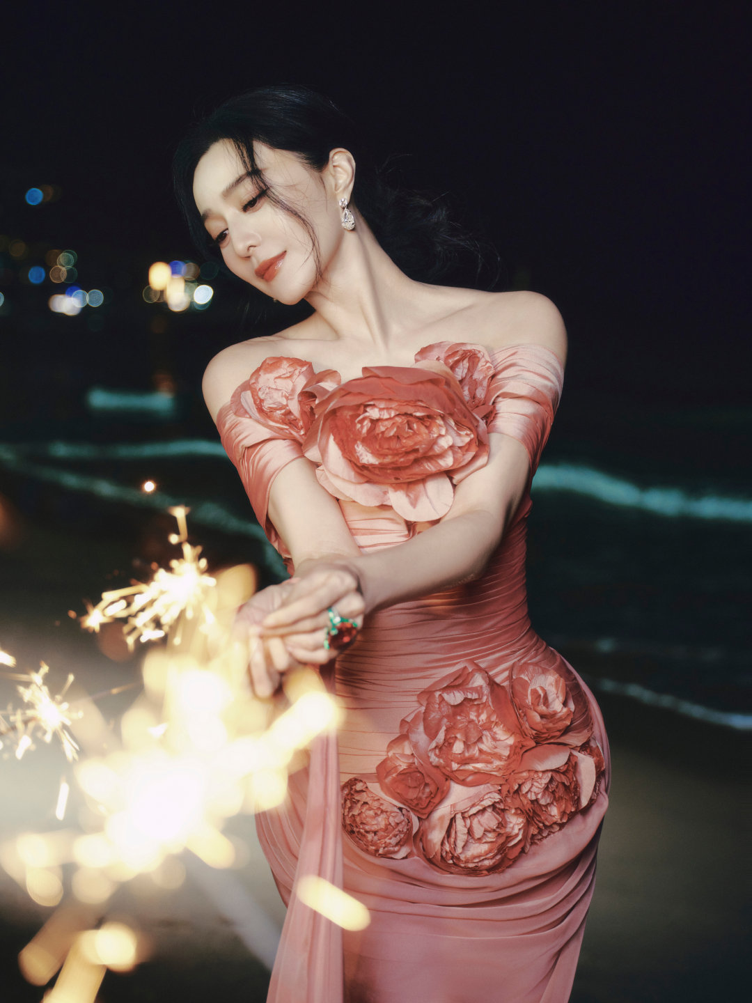 芍药缀身，出席由MarieClaireKorea携手釜山国际电影节共同举办的AsiaStarAwar