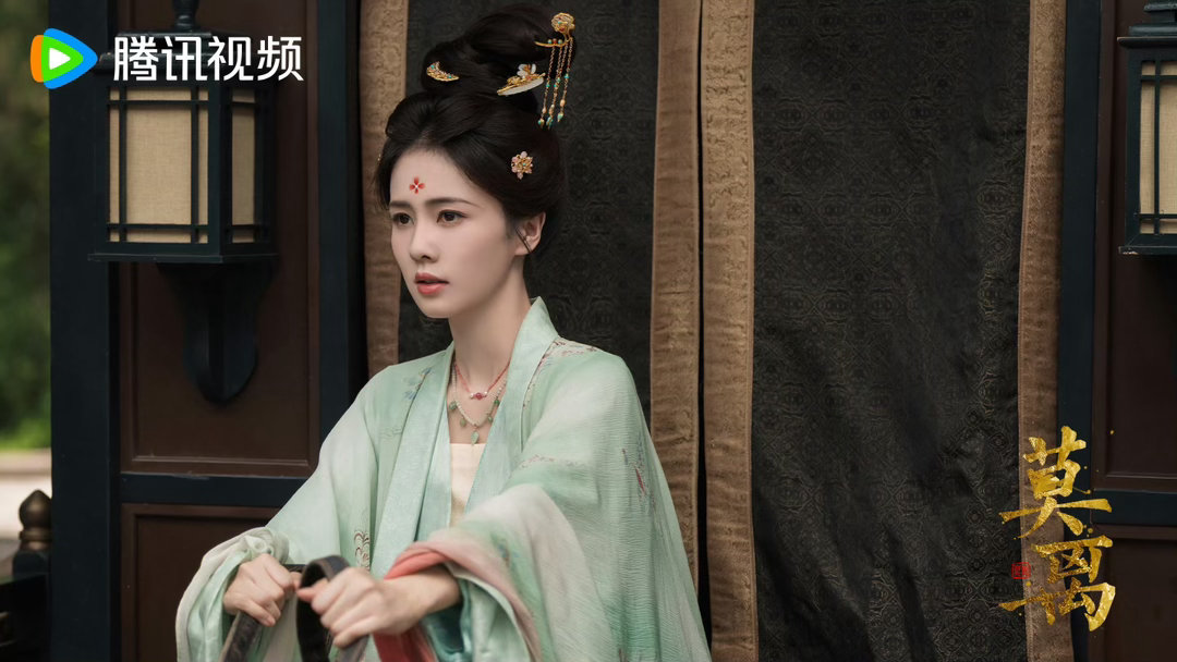 白鹿丞磊莫离居然一见钟情叶璃第一次见他是在战场上，少年将军英姿勃发。第二次见是