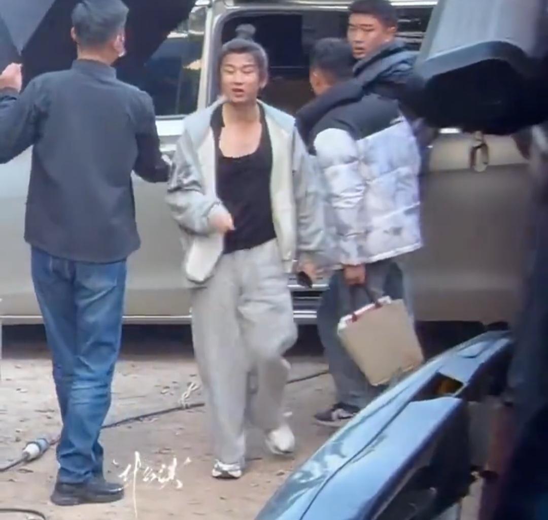 成毅这是啥造型啊？震惊！一直以为是p的图，直到我看了视频，这真的有点意外了…