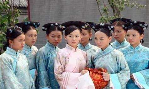 那年，唐僖宗下令清理内廷。三十岁以上的宫女，被一刀切地打发出宫，连带着年老的太监
